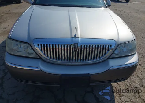 2004 Lincoln Town Car Ultimate from USA, damaged, VIN 1LNHM83W44Y654363